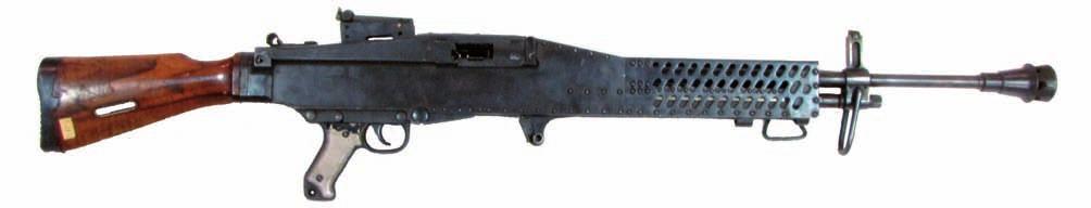 Az eklektikus (eltérő elemek keveredése) képet mutató fegyveren (a teljesség igénye nélkül) a cső kapcsolóbordái az 1934M 7,92 mm-es (GMF) megfigyelő géppuskát, az adogatószerkezete az MG 42
