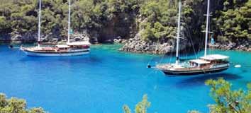 Az, aki szereti nézni a gyönyörű öblöket és erdőket, amelyek mögött a gyönyörű hegyek tornyosulnak, ne hagyja ki semmiféleképpen ezt az egész napos varázslatos yacht-túrát!