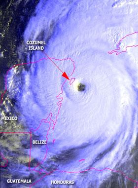 A Wilma hurrikán a Yucatán-félszigetnél,