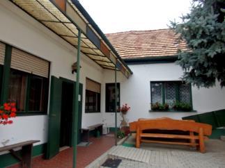 Csiki-hegyekben) a legerőteljesebb az agyagképződés, már a Törökugrató 314 m-es magassági pontján találkozhatunk vele, majd folytatódik a Huszonnégyökrös-hegy - Csík-hegy Ló-hegy Szállás-hegy