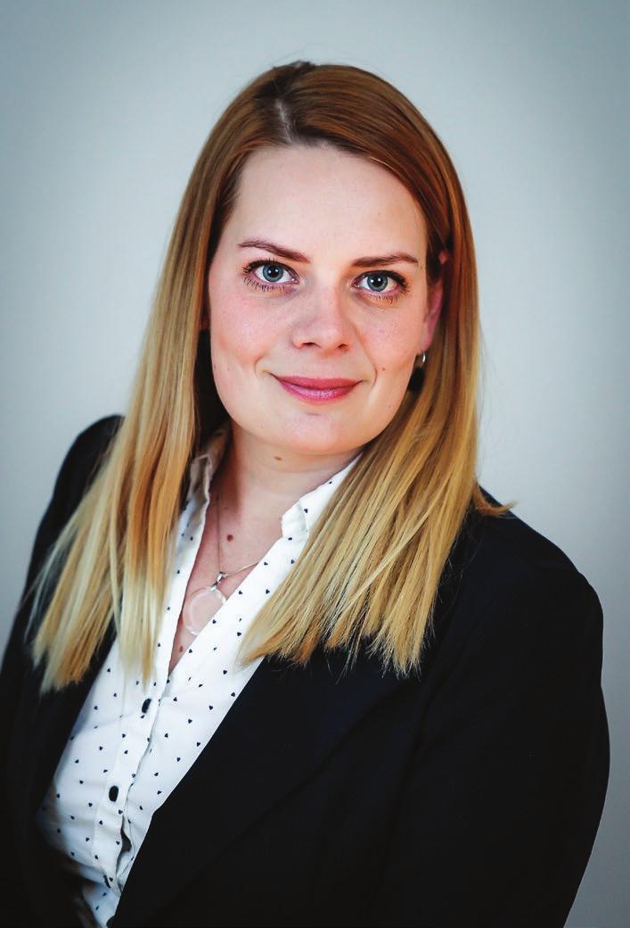 köszöntő Régóta vágyom egy állólámpára. Olyan szép ezüstös, kristályosra. Aktuális lett a felújítás is.