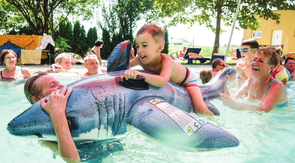 Büfé és étterem is üzemel, és hamarosan elkészül egy 17 szobás szálloda, amely egybeépül a fürdővel, tehát a fejlesztések folyamatosak. A magyar családias volt a hangulat.