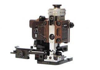A miniapplikátor minden T-befogóval és 135,8 mm krimpmagassággal rendelkező préshez illeszkedik. Asztali présekhez és automata gépekhez is használható.