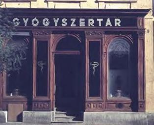 FEKETE SAS GYÓGYSZERTÁR Ismereteink szerint a FEKETE SAS Patika a város első gyógyszertára.