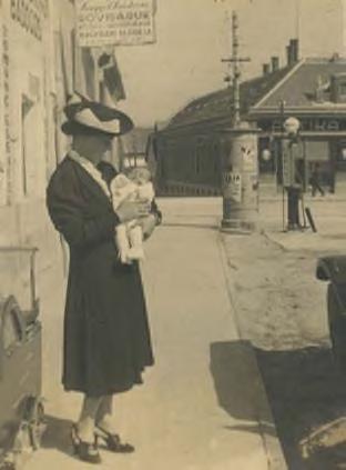 Páduai Szent Antal Patika látható a háttérben a Kossuth utca 23. szám alatt, ahol 1945-ig működött A patika az 1940-es évek elején még a Kossuth Lajos u. 23. szám alatt működött. A II.