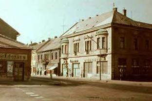 Az 1950-ben létesült Gyógyszertár Nemzeti Vállalat már ugyanezen épület északi felében működött, rendkívül zsúfolt körülmények között.