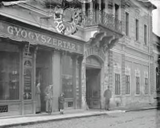 ŐRANGYAL GYÓGYSZERTÁR A város negyedik gyógyszertárának megnyitására Incze Kálmán okleveles gyógyszerész szerzett bérleti jogot a Jókai u. 43. sz. alatt, az 1903-ban épült Római katolikus Legényegylet földszintjén.