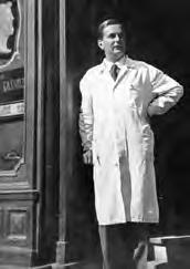 Karabélyos Endre gyógyszerész (1900-1972) a Fekete Sas utolsó tulajdonosa A Rákóczi út 8. szám alatti épület államosítása ellen Karabélyos Endre fellebbezést adott be. A Veszprém Megyei Tanács III.