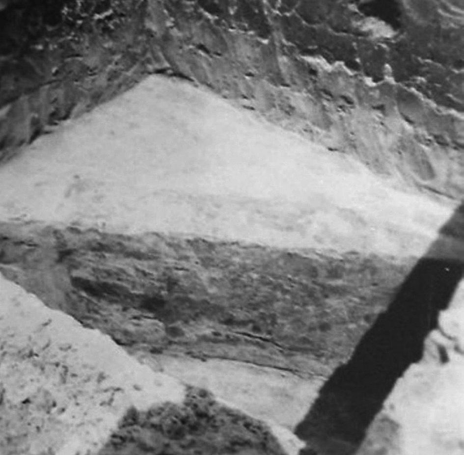 Pereme erősen kihajló és lekerekített, körben körömbenyomkodással díszített. Alján talpgyűrű nyomai. Kiegészített. (Ma.: 13,7 cm, pá.: 11,1 cm, há.:12,5 cm, tá.: 7,9 7 cm). Mellékletek: 1.