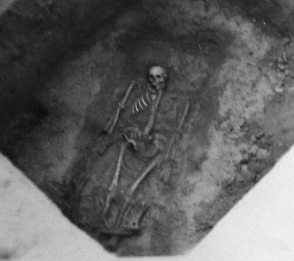 170 Harag Mátyás 9,3 cm, tá.: 6 cm). 13. A bal lábfejnél hasonló edény volt, de nem lehetett megmenteni. 13. A két bögre között esztergályozott ostorvég (h.: 8 cm, á.: 4 cm).