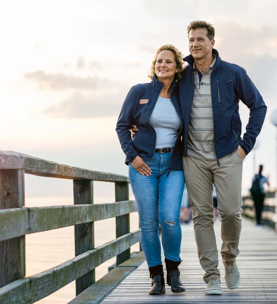 Méret: S-XL 17070-től Női softshell kabát Karcsúsított szabás, álló gallér CLAAS logóval.