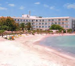 a Barcares strandon. FEKVÉSE: Alcudia határában, nyugodt környezetben fekszik, közvetlenül egy kis, érintetlen homokos strand mentén. Alcudia központja kb. 2 km-re.