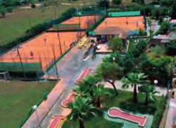 FEKVÉSE: A hosszú, fi nomhomokos strand, a parti sétány és a RIU Center vásárlási és szórakozási lehetőségekkel kb. 400 m-re (Balneario 8).