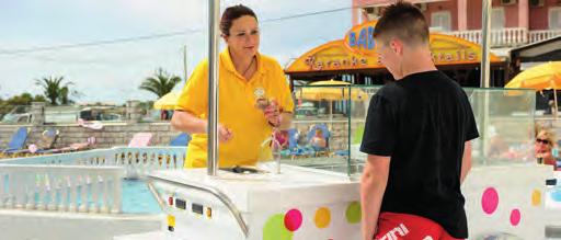 A kertben 2 édesvizű úszómedence és pool-bár. Napágyak és napernyők a medencénél ingyenesen a strandon térítés ellenében. HELYI BESOROLÁS: 3*.