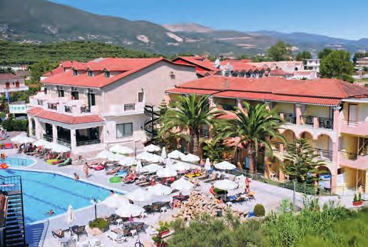 FEKVÉSE: Nyugodt környezetben, Alikanas homokos tengerpartjától kb. 150 m-re, a központtól kb. 100 m-re fekszik. Zakynthos város kb. 15 km-re. Bevásárlási lehetőség kb. 20 m-re, buszmegálló kb.