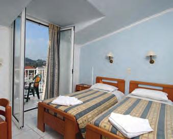 kávé/teafőző, hajszárító, fürdőszoba vagy zuhanyozó, WC és balkon vagy terasz.
