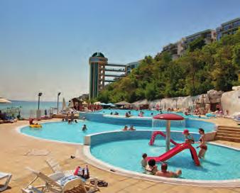 ingyenes WIFI a közös helyiségekben és kis üzlet található. A kertben édesvizű úszómedence, napozóterasz valamint pool- és strandbár.