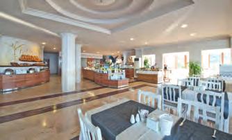 A vendégek rendelkezésére áll hall recepcióval, liftek, TV-szoba, ingyenes WIFI a hallban, étterem, snack-étterem, bárok, kis szupermarket, ajándéküzlet és fodrászat.