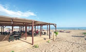 carte-étterem, bárok, fodrászat és üzletek. A szép kertben édesvizű úszómedence, pool- és strandbár.
