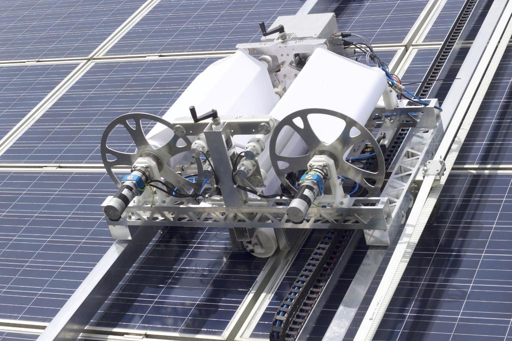 Jelentés a Napelem farm tisztító robot fejlesztése című projektről A projekt céljai Célunk az ismert napelem-tisztítási megoldások hiányosságainak kiküszöbölése volt olyan berendezés létrehozásával