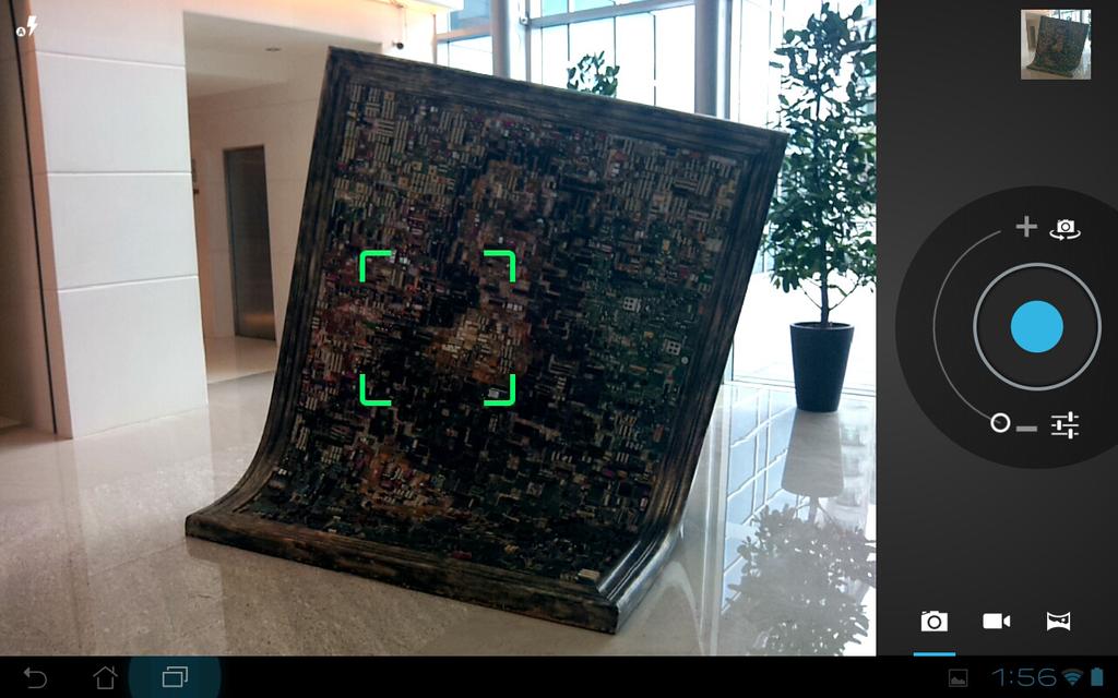 Kamera Érintse meg a Kamera elemet az Alkalmazások menüben képek, videók vagy panorámafelvételek készítéséhez. Képek illetve videók készítéséhez az előlapi és hátlapi kamerát is használhatja.