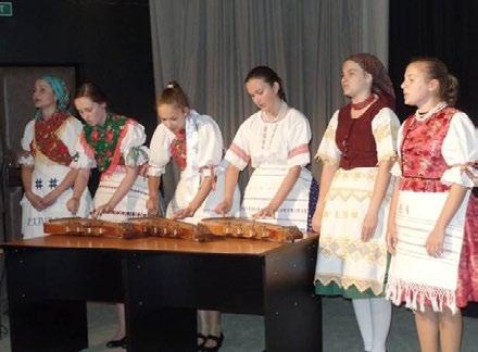 Ezt követően március 15-én a szabadságharc és forradalom emlékére iskolai ünnepséget szerveztünk a nagyenyedi vártemplomban.