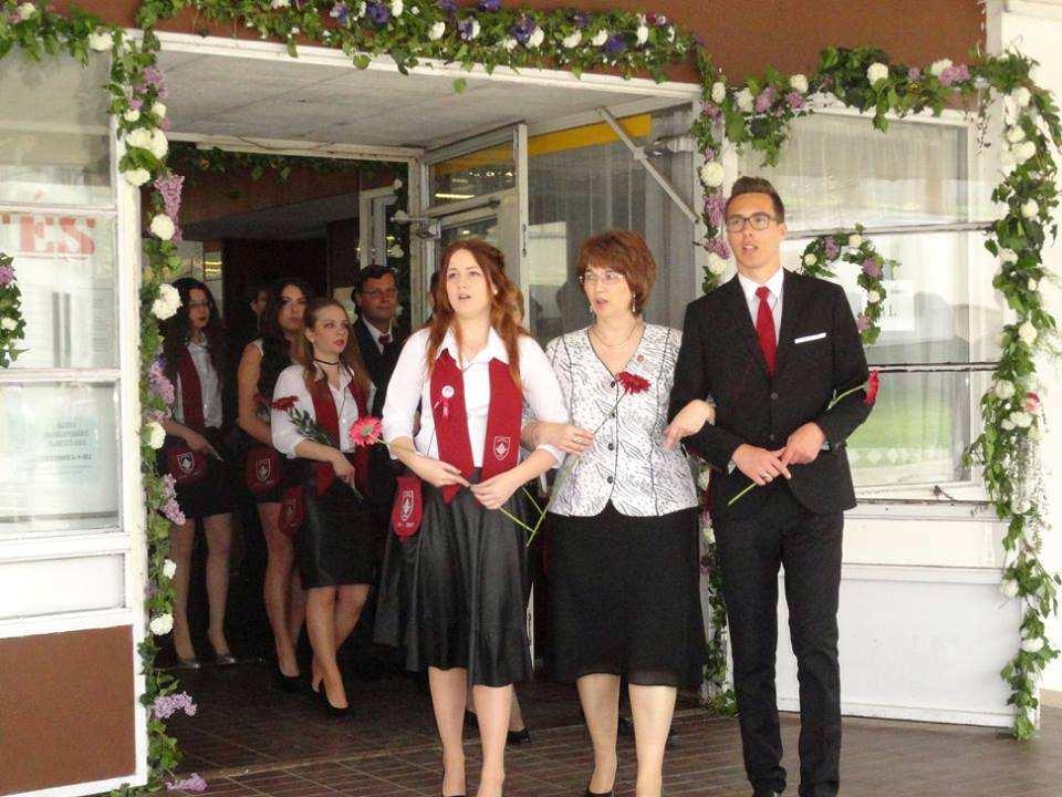 Miután a diákok köszönetet mondtak tanáraiknak az