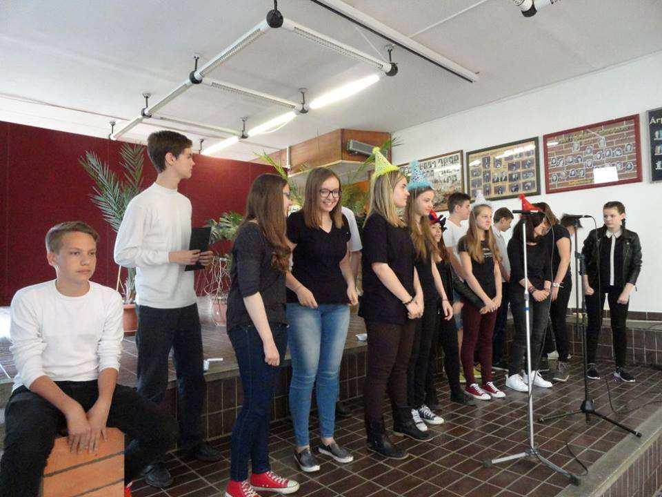 OLDAL 3 ÁRPÁD HÍRMONDÓ KIS HÍREK A NAGY ÁRPÁDBÓL DEDIKÁLÁSON JÁRTUNK Április 10-én A Szent Johanna gimi ifjúsági regénysorozat lelkes