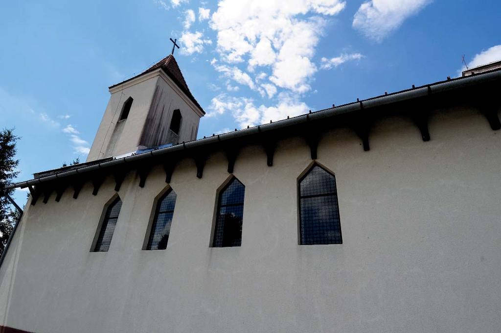 A templomot érdekessége a hajó tetőszerkezetét támasztó homlokzati könyökök rendszere.