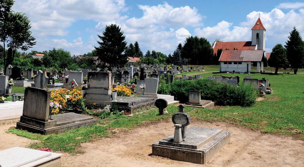 Jákói temető A temető a katolikus templom mögött helyezkedik el. A sírok egységes műkő sírok.