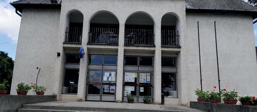 A reklámozási tevékenységek másik nagy csoportját azon hirdető-berendezések elhelyezése adja, melyek nem a helyben folytatott tevékenységek reklámozását szolgálják.