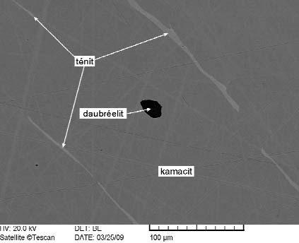 Földtani Közlöny 142/3 (2012) 303 26. ábra. Daubréelit kamacitban Polírozott felület. Pásztázó elektronmikroszkópi felvétel.