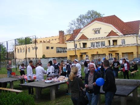 technikáját.