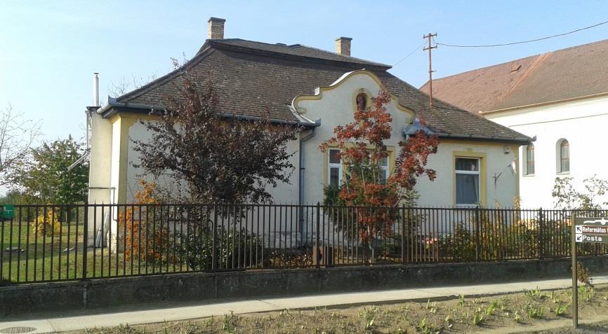 műemlék templom mellett, annak szomszédságában található.