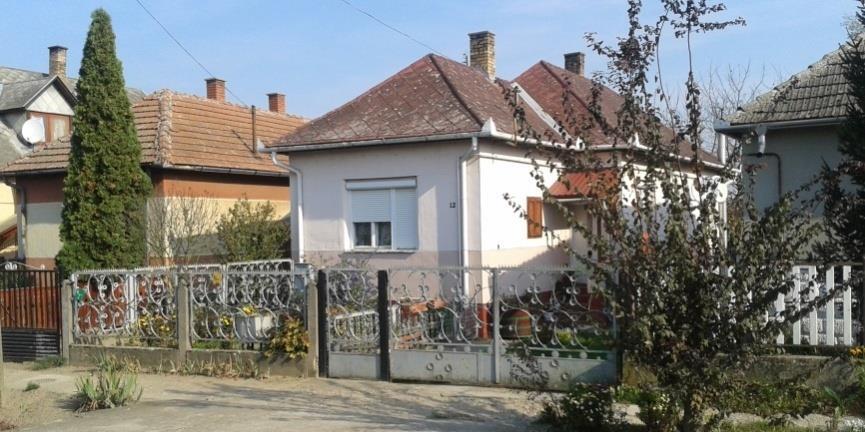 Ezt a épületet az odalátogatók a bejárati fogadóépület mögött találja meg.