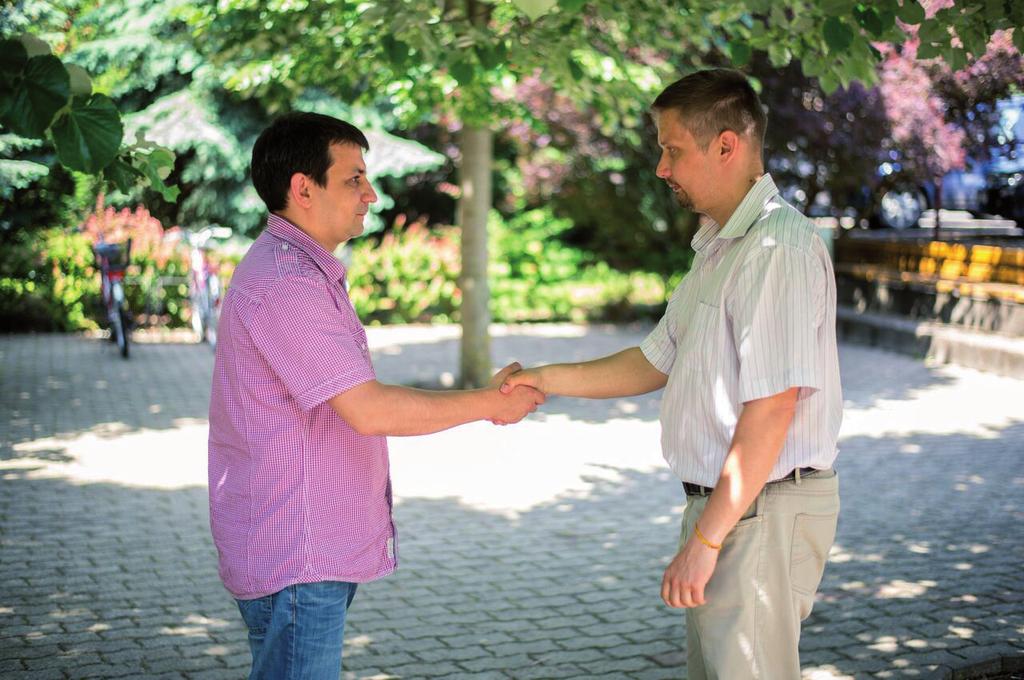 Még nem ismerem (őt) olyan jól, csak azt tudom, hogy nagyon érdekli a csillagászat / az irodalom / a magyar kultúra. Annát egy másik magyartanfolyamról / az egyetemről ismerem. 3.