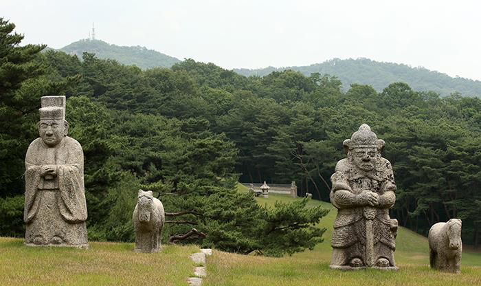 fajhője magasabb, mint a mesterséges felületeké Royal Tombs Park Szöul D-Korea A szöuli Királysírok Parkjában egy