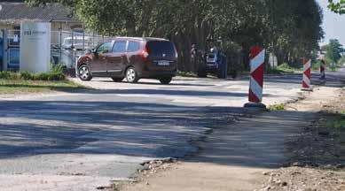 Szeleczki István, a Ménteleki Általános Iskola igazgatója (balról) és Falu György önkormányzati képviselő az intézmény idén átadott játszóterénél Amint a 6.