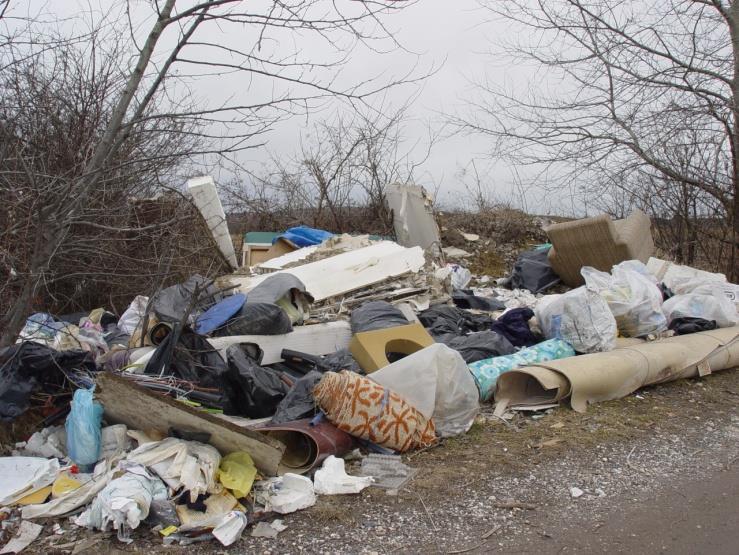 Elhagyott (illegális) hulladék A településen továbbra is jelentős problémát jelent a főleg külterületen, illetve belterület szegélyeken elhelyezett illegális hulladék.