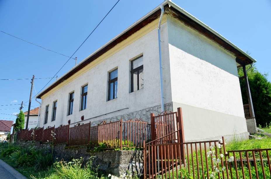 Akkoriban épült ugyanis, az egykoron a parókia szerepét betöltő ó-épület, melyről az első írásos emlékek 1755-ből származnak.