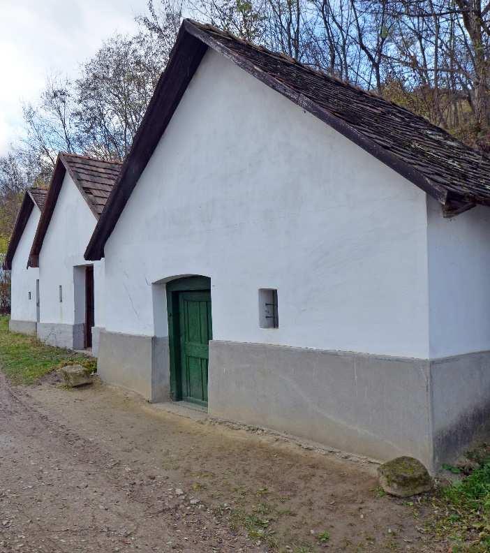 A Várhegy irányába haladva fokozatosan tárul elénk a pincesor képe.