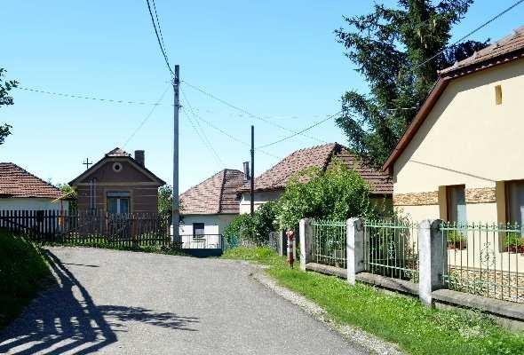 E településrész sokáig önmagában alkotta Sajóivánkát, ahol a központi mag a műemléki oltalom alatt álló templom köré csoportosult.