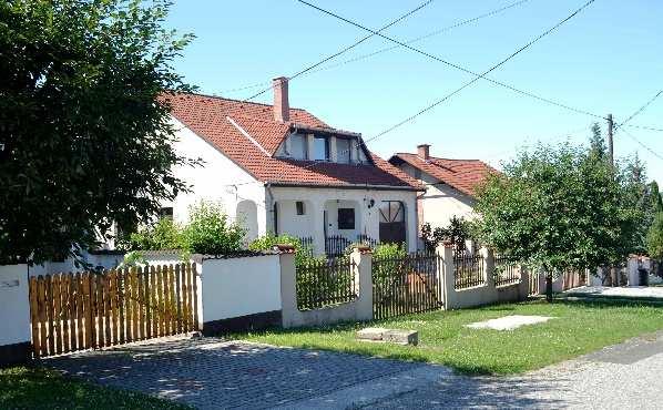 épületek egyedi arculattal bírnak.