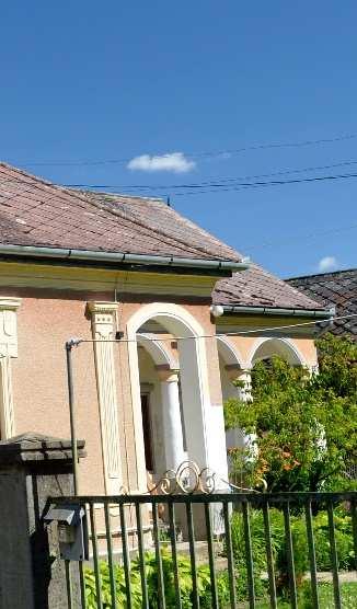 A tornácok tartóoszlopai készülhetnek fából, de a komolyabb változatok kőből, téglából falazottak. Az oszlop vagy pillér kialakítás egyaránt jellemző.