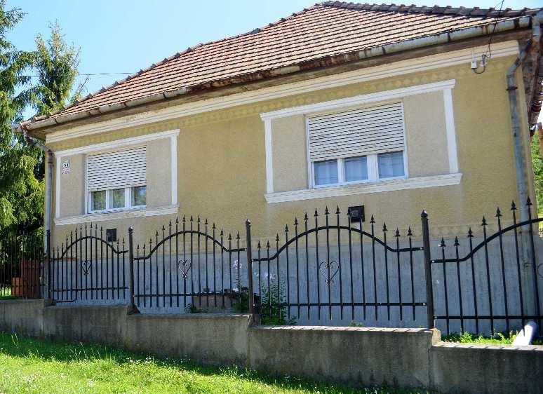 Ugyancsak értéket képviselnek a múlt században épített házak homlokzatdíszei, melyek jó példák arra, hogy miként lehet egy teljesen azonos épülettömegekből álló HOMLOKZATKÉPZÉS, ANYAGHASZNÁLAT