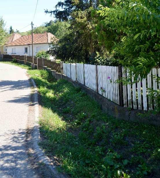 Vízelvezetés, amennyiben megoldható növényzettel borított nyílt árokban történjen, mely lehetővé