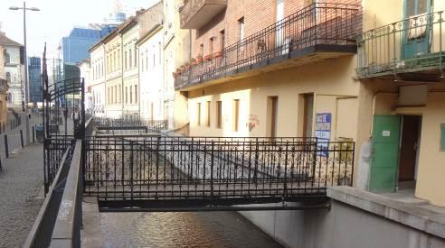 Kopenetz Lajos György Gobesz Ferdinánd-Zsongor. ábra. Vas híd (kovácsoltvas karfa és kapu rozsdától elemésztett acélgerenda alul csővel erősítve) és erkélyek a kolozsvári Malom-árok felett.