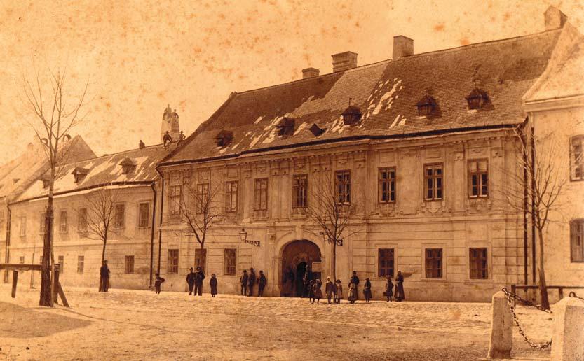 rokk festett Pieta szobor látható. Az épület mai formája a XVIII. századi reneszánsz építés jegyeit viseli. A Fõ utca 5. számú átriumos épület is jellemzõen XVIII. századi. Az elsõ nagyobb középítkezés a vármegyeház építése volt.