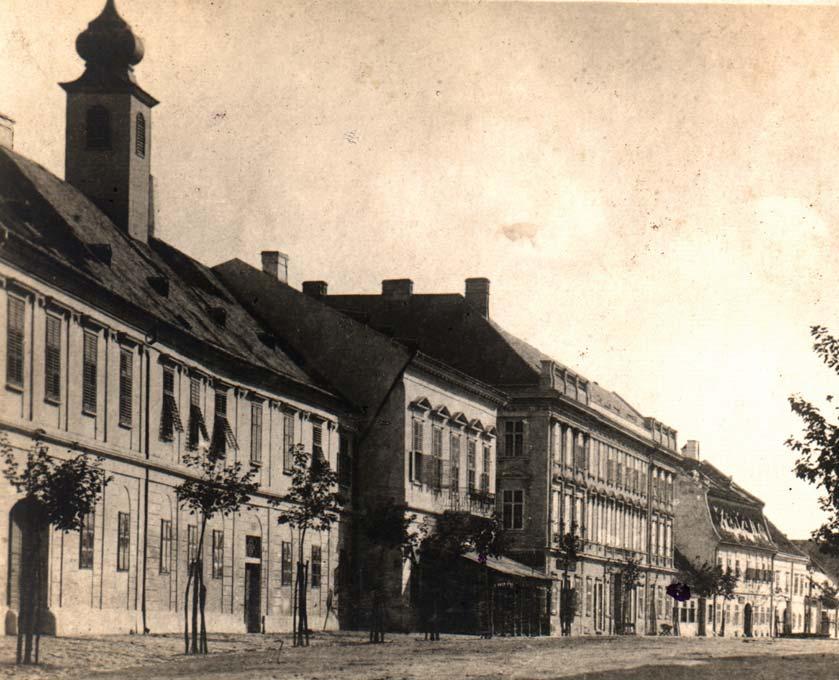 A piarista gimnázium 1930 körül Az 1820-21-es tanévet már hatosztályos iskolaként kezdte az intézmény.
