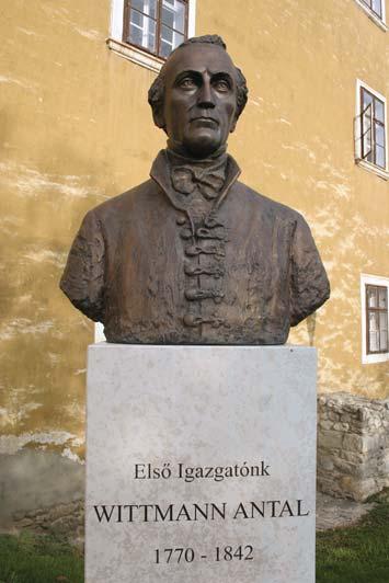 alakította ki a két éves képzést, ugyanakkor az uradalmat annak vezetõjeként mintabirtokká fejlesztette.